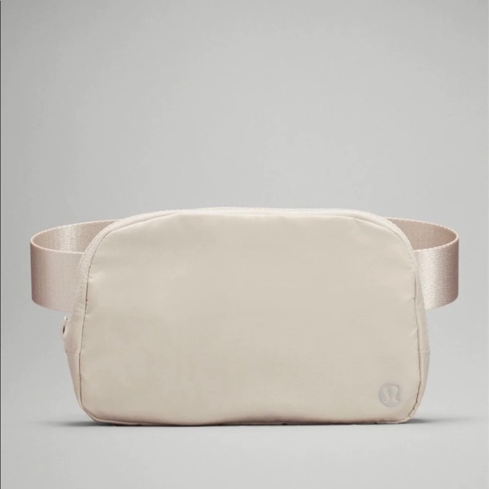 🤍Lululemon Everywhere Belt Bag in White Opal